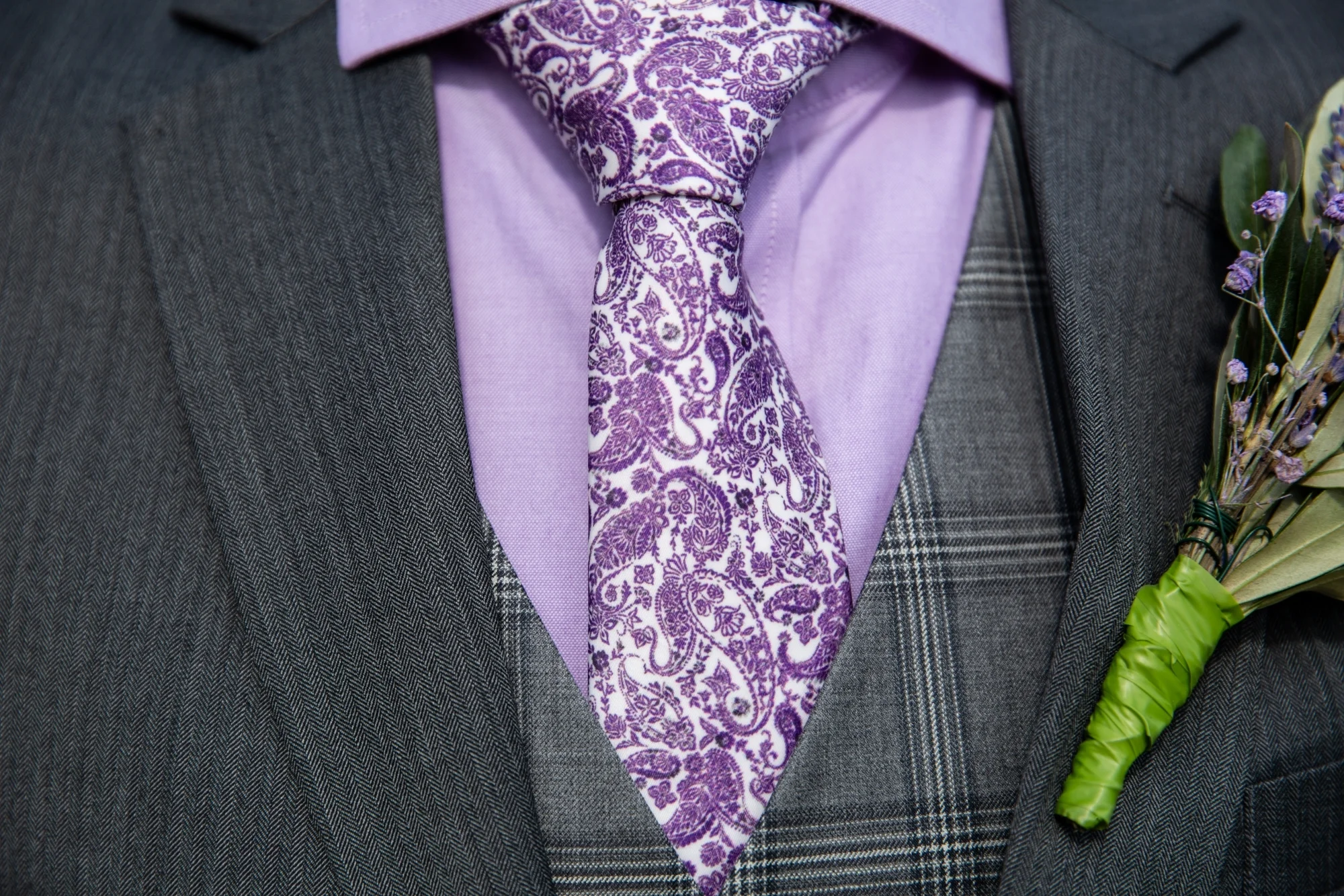Een grijs trouwkostuum met paars overhemd